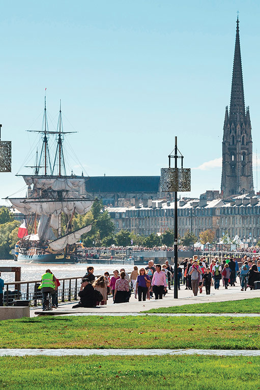 Les quais de Bordeaux – L’Hermione et la flèche St Michel (c) Arthur Péquin Les quais de Bordeaux - L'Hermione et la flèche St Michel (c) Arthur Péquin