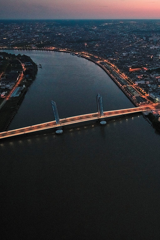 Vue du ciel sur la Garonne et le Pont levant Chaban-Delmas au coucher du soleil (c) Philippe Caumes – GTM – CCV AIR Vue du ciel sur la Garonne et le Pont levant Chaban-Delmas au coucher du soleil (c) Philippe Caumes - GTM - CCV AIR