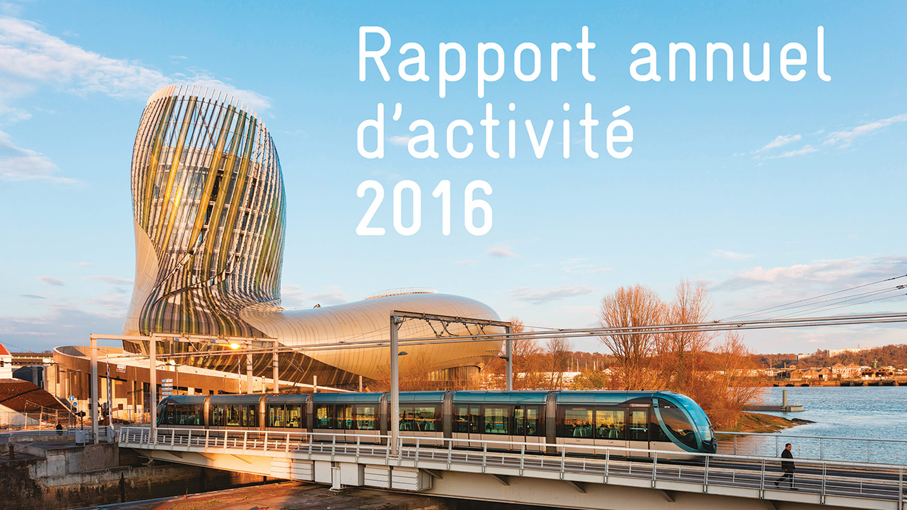 RAG 2016 (c) Arthur Péquin Rapport annuel d'activité 2016 - Le tramway sur la passerelle des Bassins à Flot avec la Citée du Vin et la Garonne - (c) Arthur Péquin