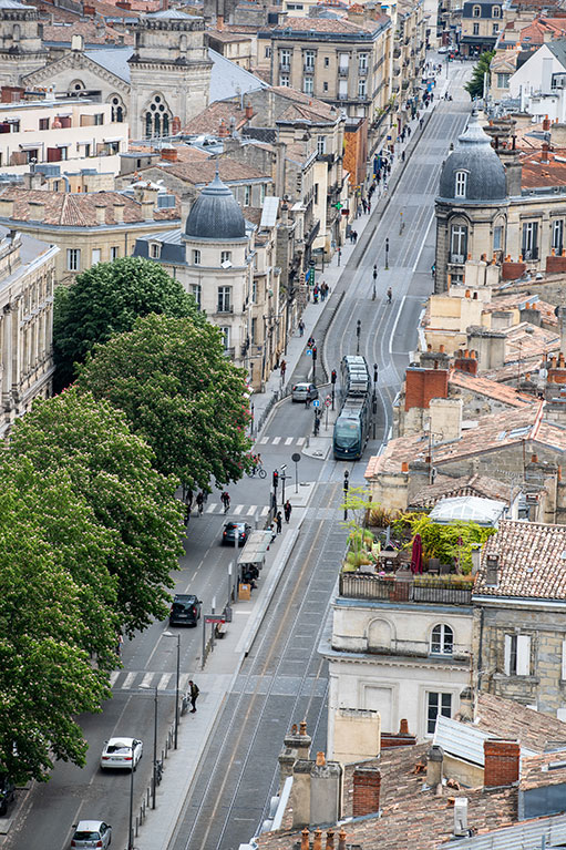 Vue aérienne du tramway en ville et vue des toits Bordeaux (c) Bordeaux Métropole