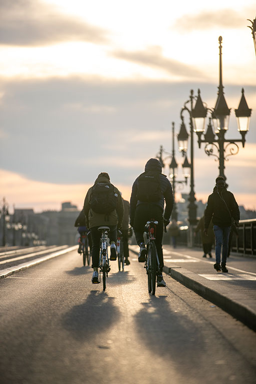 Cyclistes sur le pont de Pierre à Bordeaux (c) JB Menges Bordeaux Métropole