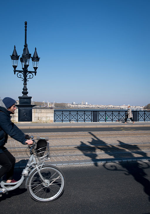 Cycliste sur le Pont de Pierre © C. Goussard